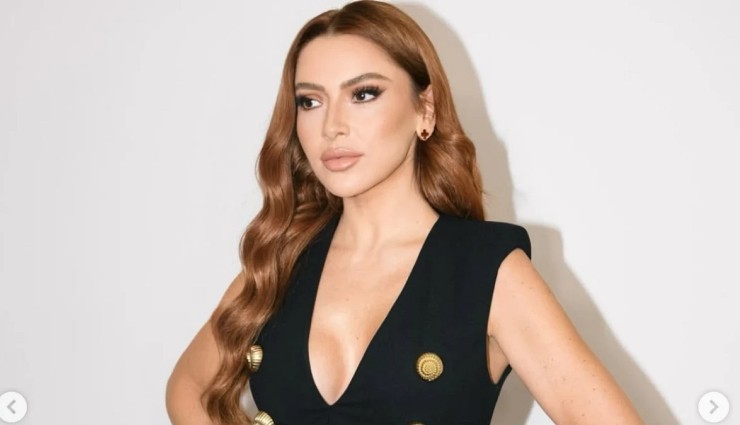 Hadise, Cesur Dekolteli Kıyafetiyle Göz Doldurdu!