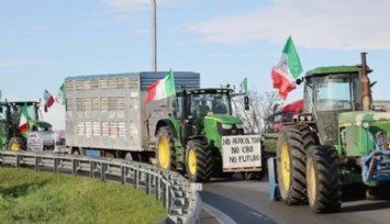 İtalya'da Çiftçiler, Hükümeti Protesto Etti!