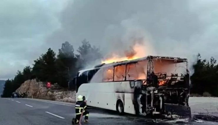 Otobüs Seyir Halindeyken Alev Aldı!