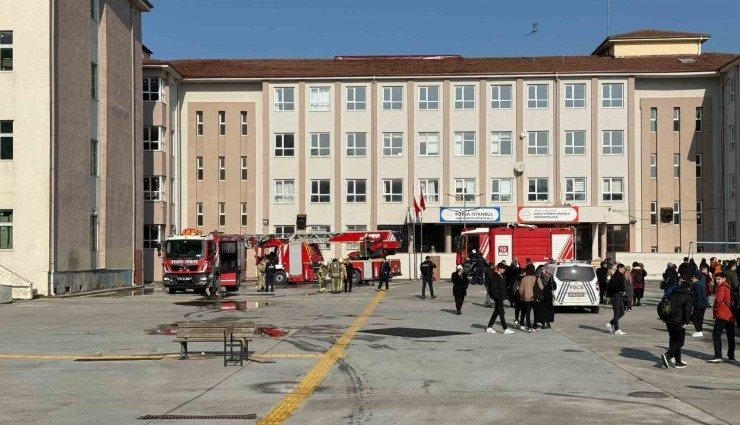 İstanbul'da Arnavutköy'de Okulda Yangın!