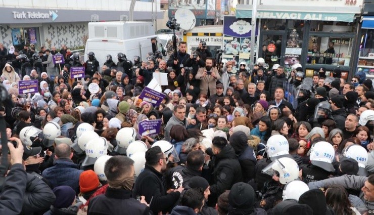 Van'da Kadın Yürüyüşüne Polis Müdahalesi!